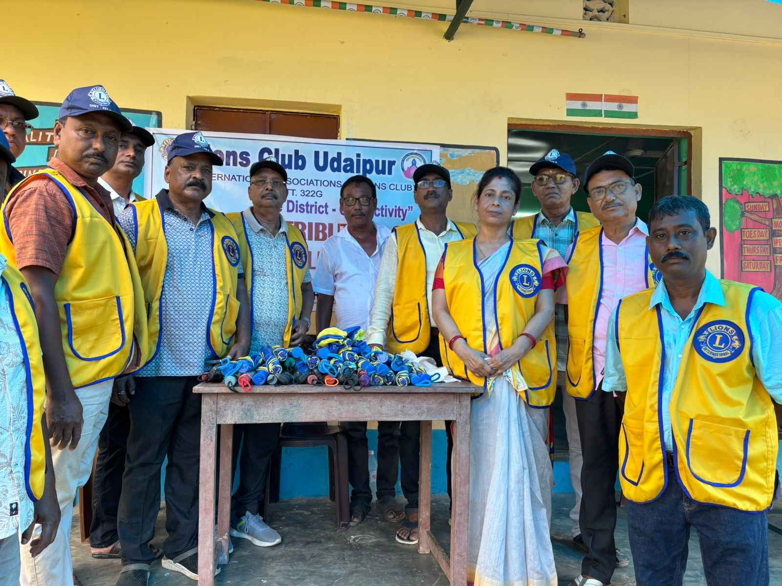 উদয়পুর লাইন্স ক্লাবের ছাতা বিতরণ