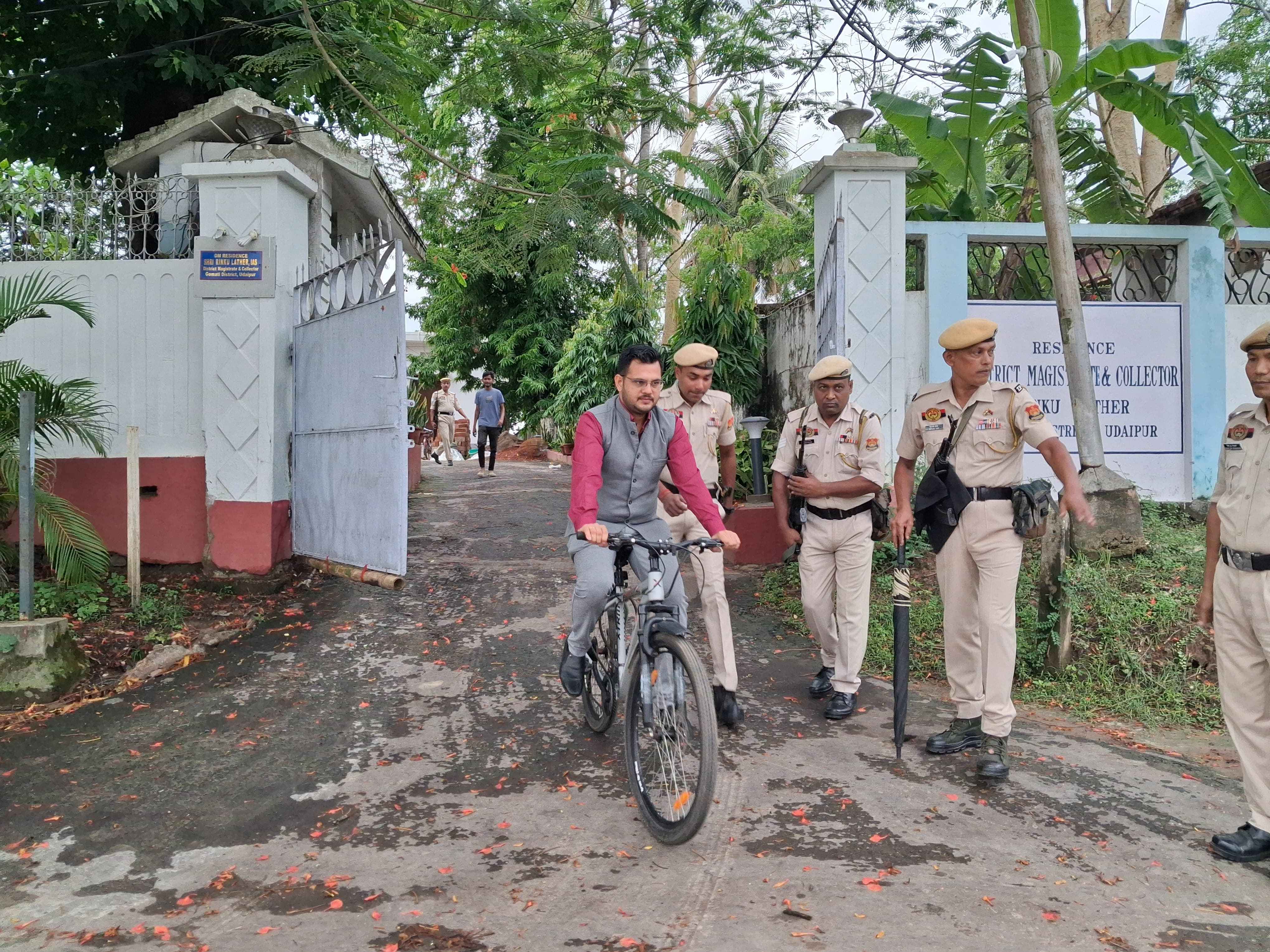 18 ই মে গোমতী জেলার শাসক বাইসাইকেল চালিয়ে অফিস যান।