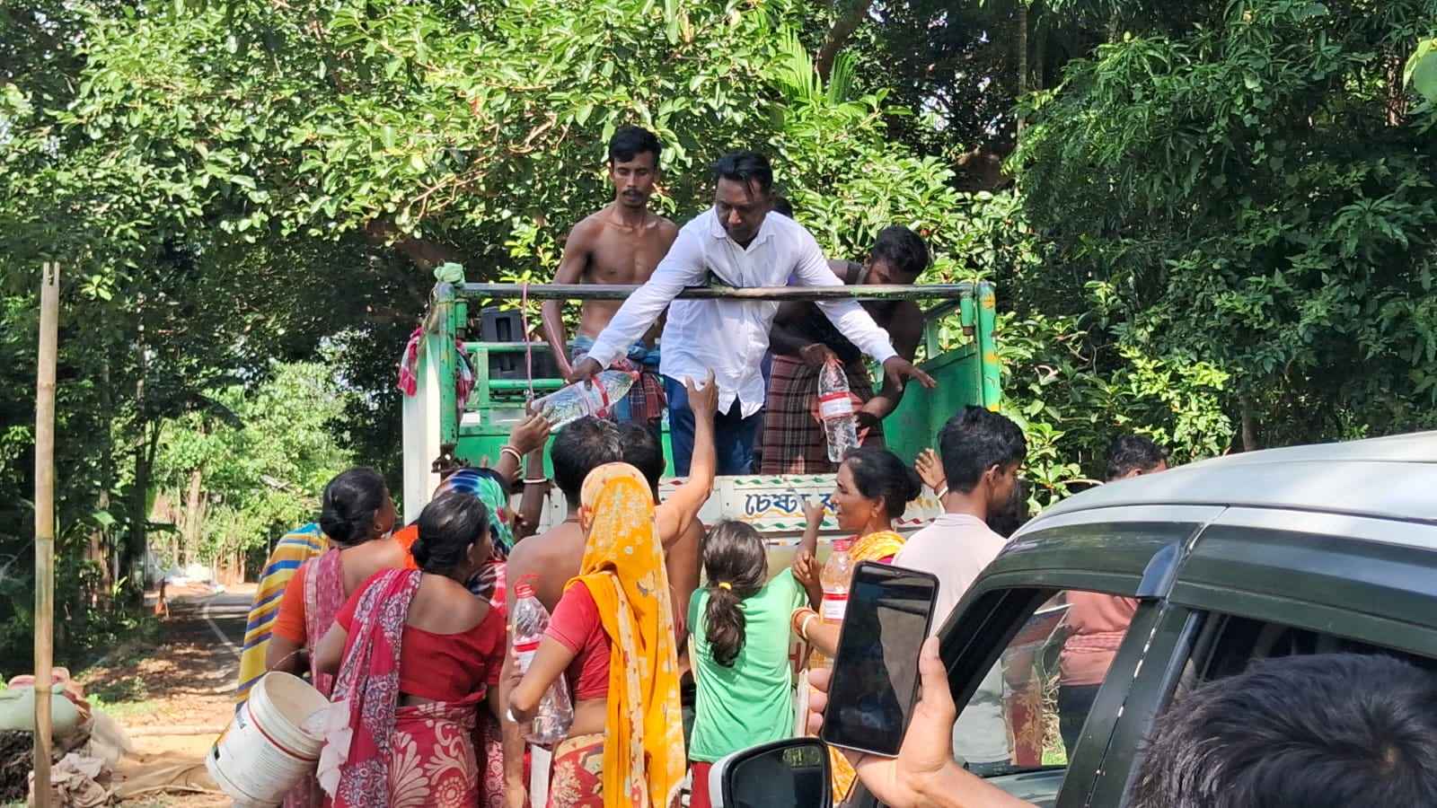 বন্যায় ক্ষতিগ্রস্তদের পাশে জালাল মিয়া।