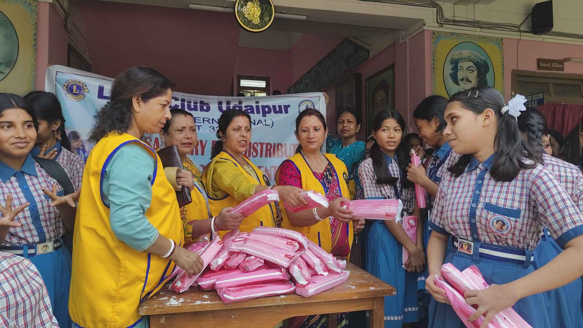 বিদ্যালয়ের ছাত্রীদের মধ্যে সেনেটারী প্যাড বিতরণ