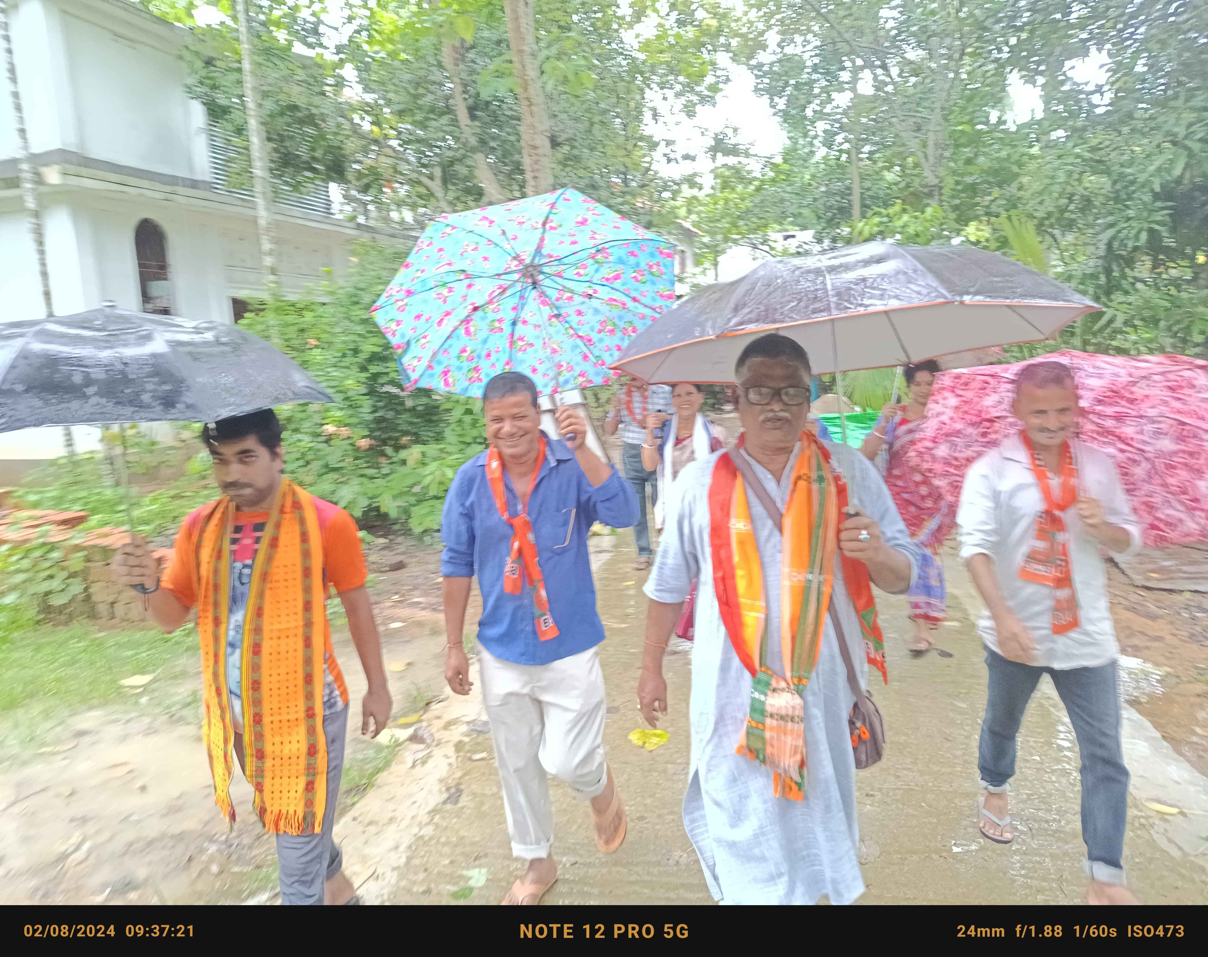 দুর্যোগপূর্ণ আবহাওয়ার মধ্যে দিয়ে বিজেপির প্রচার।
