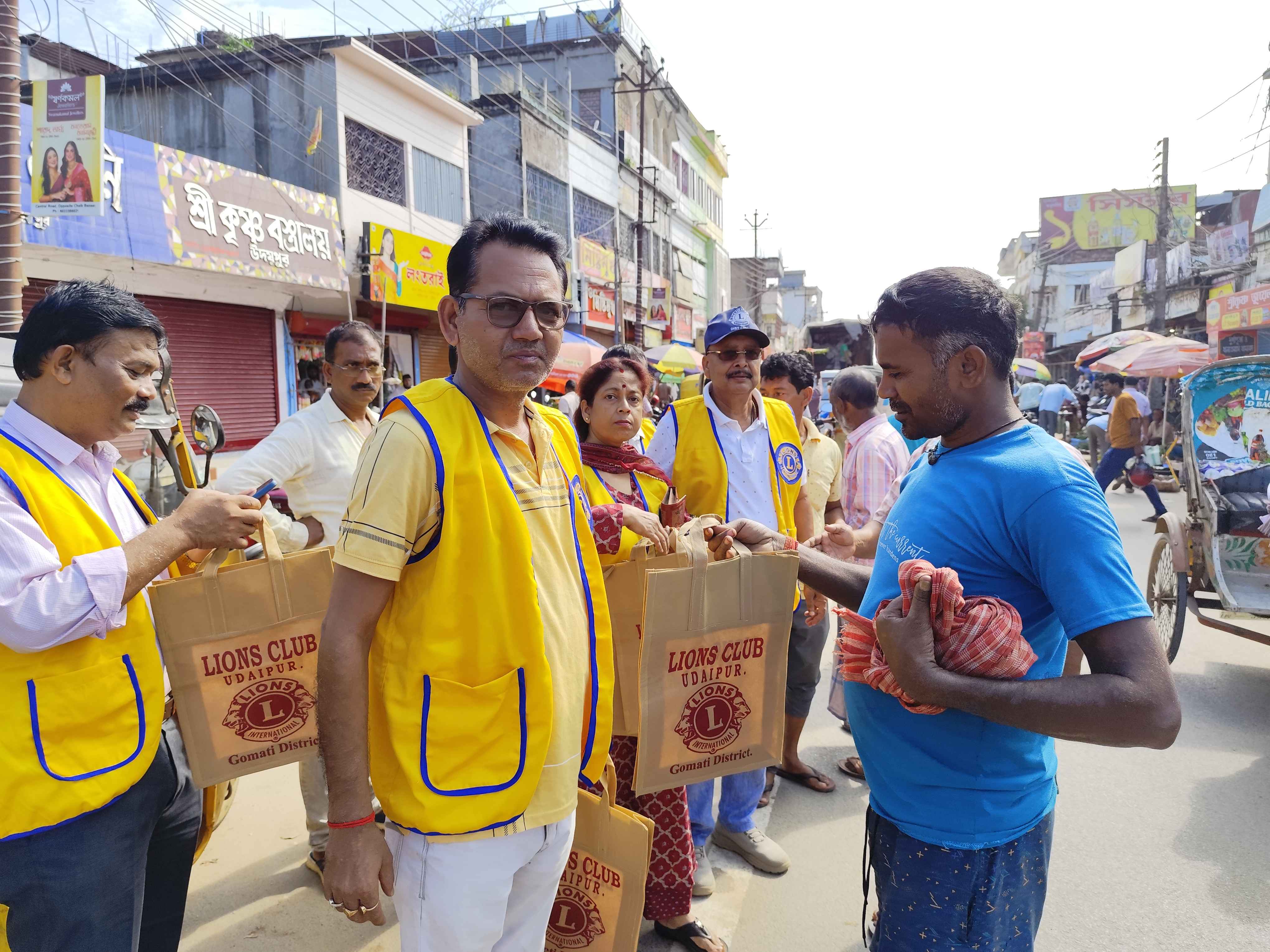 পরিবেশবান্ধব ব্যাগ বিতরণ করেন লায়ন্স ক্লাব