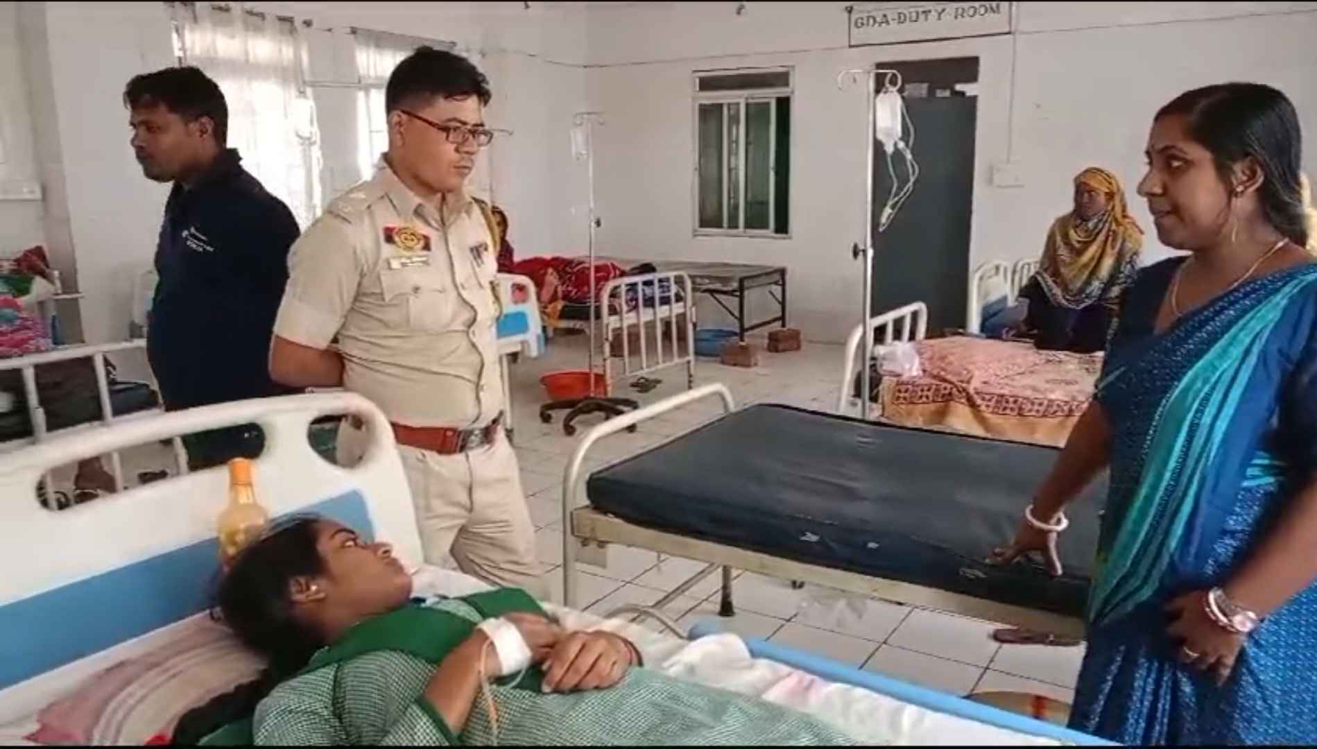বিষাক্ত জল খেয়ে আক্রান্ত ছাত্রী।